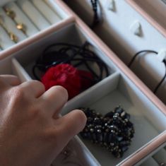 INNA Velký organizér na šperky Šperkovnice se zrcátkem a klíčem růžová barva