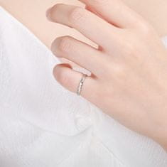 MOISS Elegantní stříbrný prsten s čirými zirkony R00019 (Obvod 45 mm)