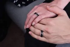 Troli Ocelový černý prsten se stříbrným okrajem (Obvod 57 mm)